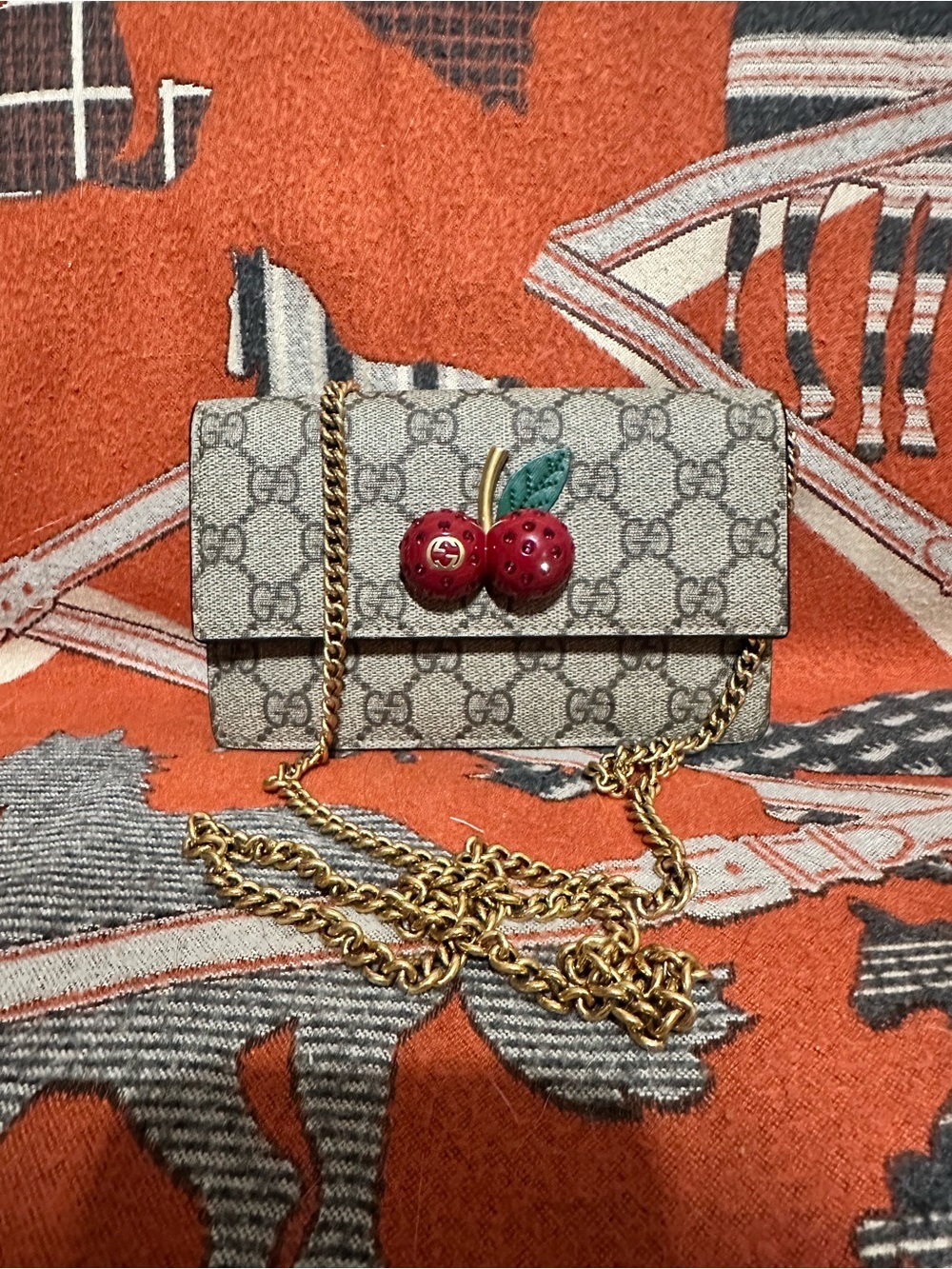 Gucci ❤️🌟 GG Supreme Canvas Cherry Crossbody Bag with Gold Chain ⭐️